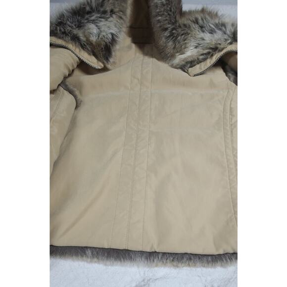 Women's weatherproof faux fur sleeveless coat. - Picture 6 of 15